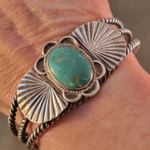 Vintage Southwestern Sterling Silver Twisted Wire Green Turquoise Cuff Bracelet - Picture 3 of 9